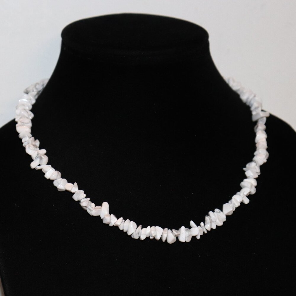 Beautiful natural stone white howlite necklace Nwot 18"